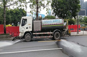 灑水車(chē)“客串”消防車(chē)，協(xié)助撲滅自燃小汽車(chē)